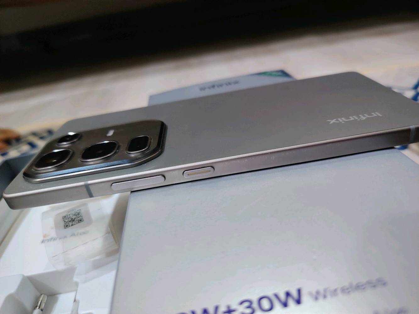 نوت 50 برو ذاكرة 256 والعشوائية 24
شحن 90 واط مع شاحن لاسلكي 30واط مع كافة ملحقاته