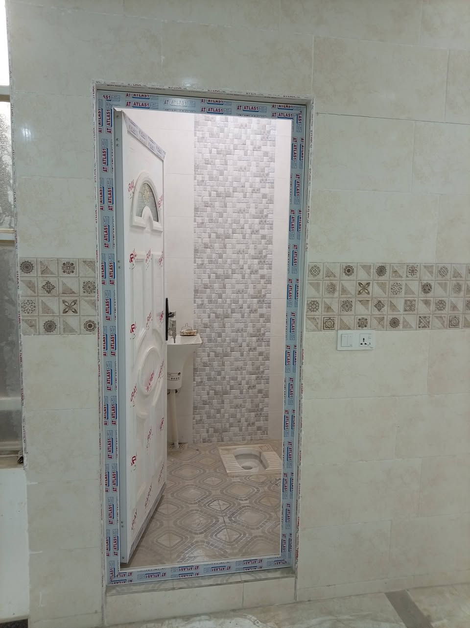 السلام عليكم ورحمة الله وبركاته
يتوفر مشتمل للأجار طابق ثاني مساحة ١٥٠م بناء حديث اول ما طالعين منه العمالة بعده ما مسكون مطلوب عائلة صغيرة قرب سوق الأمين للتواصل على هذا الرقم ***********
