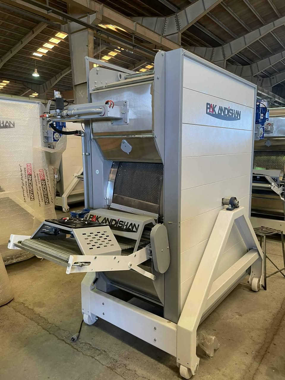 مخبز ايراني جديد غير مستعمل وياه عجانه يعمل على الكهرباء والغاز ينتج 1200كرصه بالساعه 
موقعه الحله 
للا استفسار الاتصال
***********
