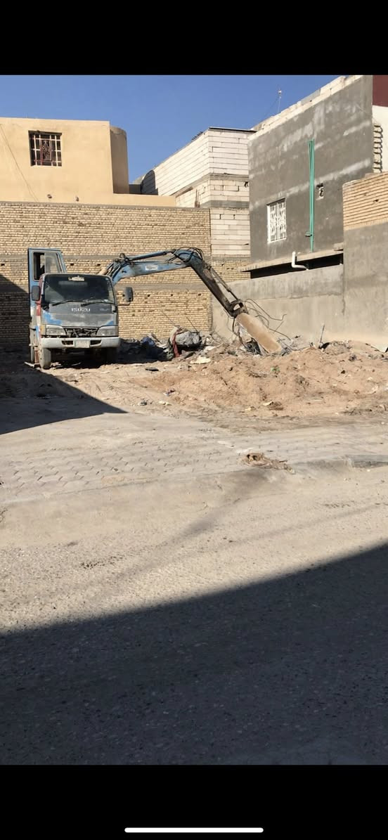 اليوم وبفضل الله 
تم تفليش جسور (رباطات) أرضية لقطعة مساحتها 250م في الأمن الداخلي 
وتم قلع القطعه ونقل الأنقاض ودفنها بالسبيس والأسمنت وحدلها طبقتين للأستفسار *********** أو  ***********

