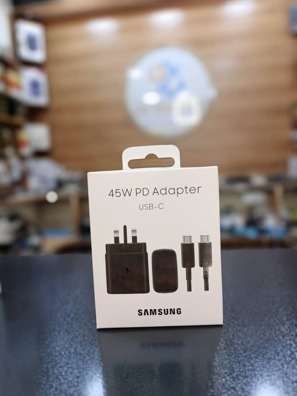 شاحن الطاقة الثلاثي بقدرة 65 واط من سامسونج (Samsung 65W PD Power Adapter Trio). 
المنافذ: يحتوي على ثلاثة منافذ: منفذان USB-C ومنفذ USB-A لشحن أجهزة متعددة في وقت واحد.
القدرة: يوفر شحناً فائق السرعة بقدرة تصل إلى 65 واط كحد أقصى.
توافق الأجهزة: يدعم ميزة SFC 2.0 (بقوة 45 واط) لأجهزة Galaxy S20 Ultra و Note10+ والأجهزة الأحدث.
إدارة الطاقة: يمكنه شحن حتى 3 أجهزة معًا، حيث يتم توزيع الطاقة تلقائياً (مثال: 35 واط، 25 واط، و 5 واط على الترتيب) حسب عدد الأجهزة ونوعها. 
#مركزصيانةعمر 
هيت شارع الجري مقابل محلات خالد العبيدي 
للتواصل ***********
يتوفر توصيل لجميع المحافظات
