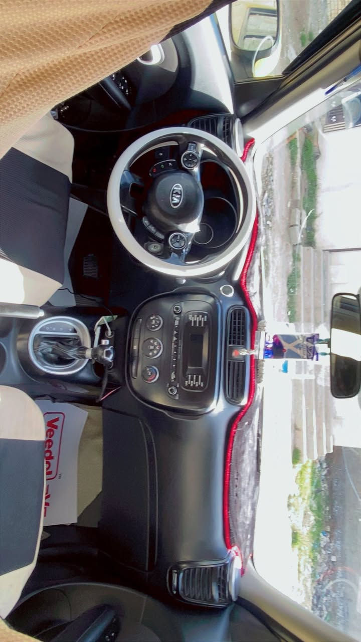 السلام عليكم
للبيع كيا سول موديل 2014 
تكسي رقم جديد 
مصفر هيئة والغرامات 

المواصفات معروفة 

وارد امريكي حادث جاملغ خلفي 
فقط لا شواصي  ولا لغود 
مكفولات 
السيارة خير من الله 
صدر جديد تخم تاير جديد 
غرفته كلش حلوة 
السيارة جاهز من كل النواحي 

مكينة 2000 GDi 
كير اوتو 
العنوان بغداد 
***********
