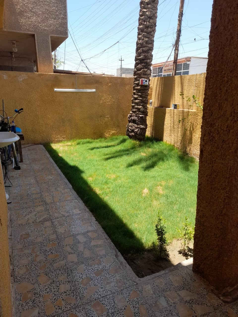دار للبيع مساحته ٢٠٠ م  ١٠ في ٢٠ مسلح كلاسك حي الجهاد شارع الإطفاء السنتر شارع عرضه ٢٠ رصيف عريض قرب السنتر باسمي مباشر سند مستقل ويعتبر تجاري  ***********  واتساب موجود
