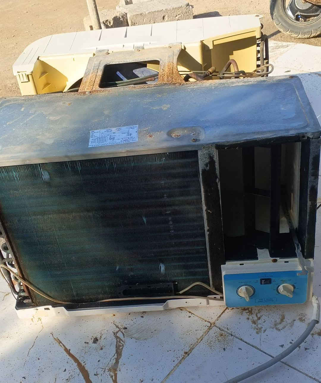 السلام عليكم ،،مكيف كارير طن ونص،شغال،،السعر'230""رجائن بس الشراي يتصل ***********
