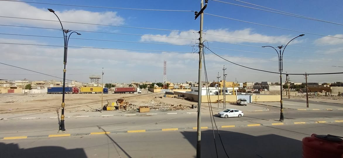 بيت  طابقين مساحه200 واقع حال(220) على شارع 30 مقابيله خدمات(ساحة فارغه) الجيران حلوين وهادئين الطابق الارضي يحتوي على
غرفتين 4×5
صاله.     8×5 
مطبخ.   4×6
ديوانية 7.5×4
بالاضافه الى صحيات خارجيه وداخليه وطارمه واسعه تشيل سيارة ونص والطابق الثاني يحتوي على غرفتين كبار وصاله وحمام
موقع حي الشرطه 74 مقابيل الطاك  يبعد عن شارع القائد 300 متر
البيت رقم بلدية بيه معامله سعره 153 وبيه مجال
تواصل*********** 
او***********
