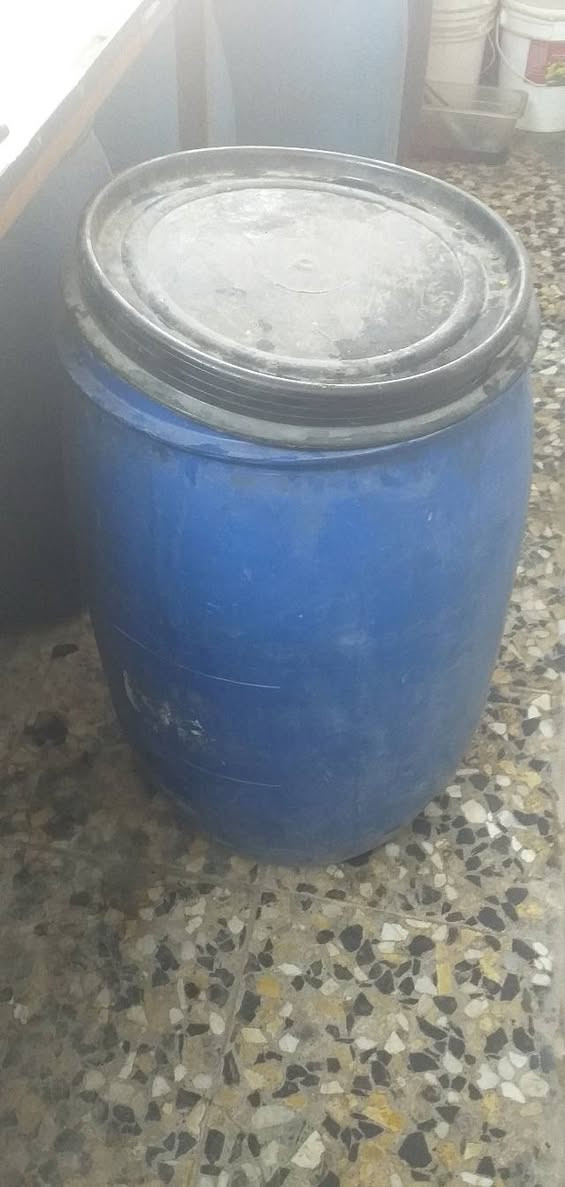 السلام عليكم عندي ميز مال طرشي اطول ٦ متر والعرض متر 
وحافضات عدد ٢٥
براميل عدد ٦
تفاصيل الاتصال على رقم     ***********

