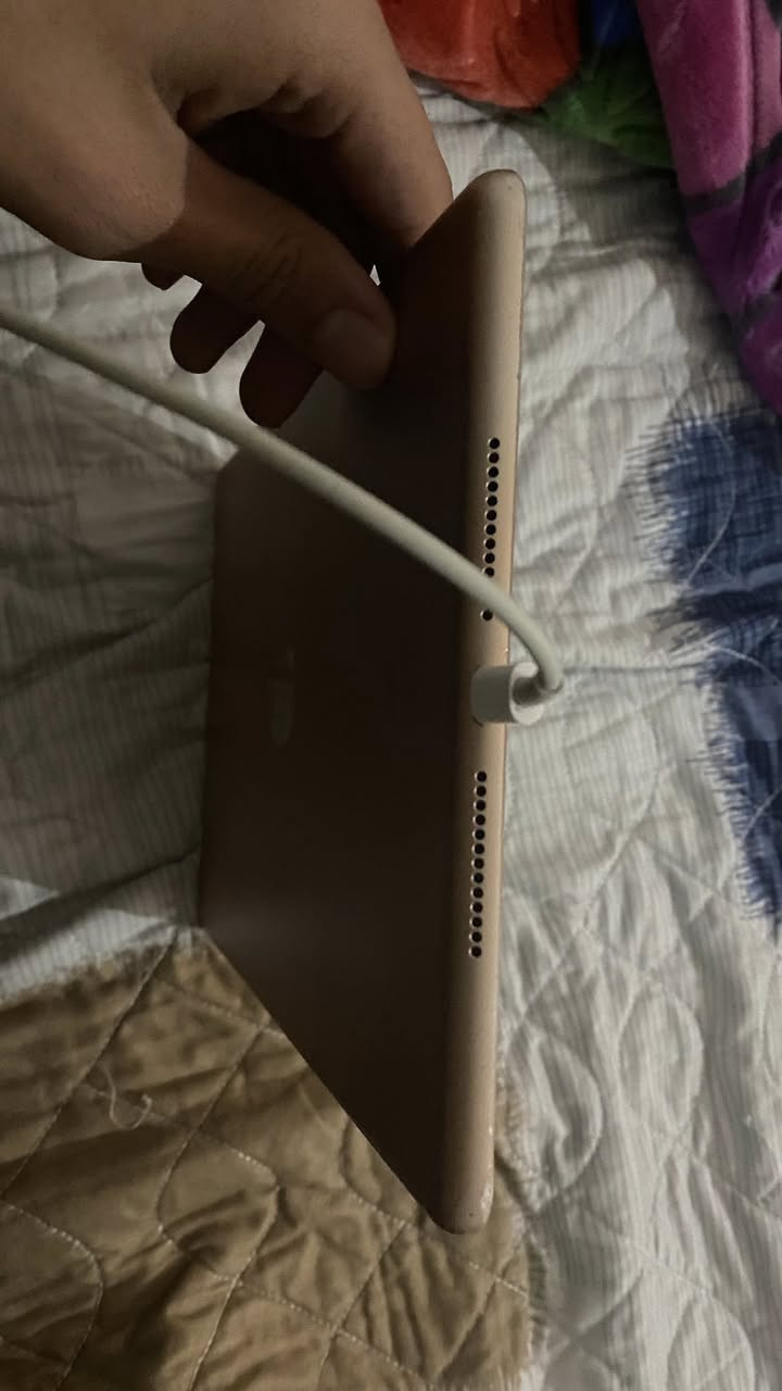 للبيع iPad 7 – 32GB – لون شمباني / ذهبي فاتح
 الحالة: مستعمل / ممتاز 
 الذاكرة: 32 GB
 اللون: شمباني / ذهبي فاتح (Gold)
 الشاشة: 10.2 إنش (Retina)
 السعر: (150.000)
 للاستفسار والتواصل: (***********)
