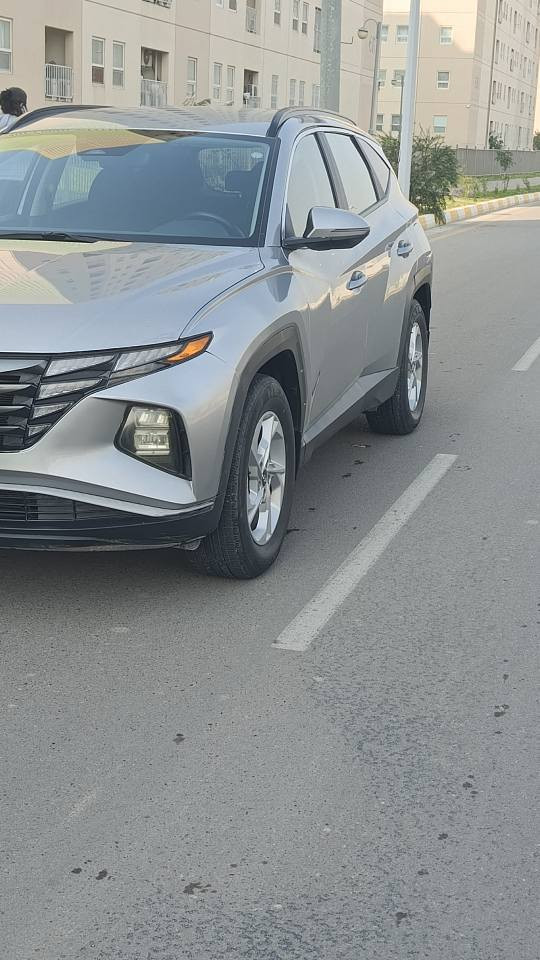 السلام عليكم
​🚗 هيونداي توسان 2022 - وارد أمريكي (نظيفة جداً)
​الموقع: بغداد - زيونة
السعر: 169 ورقة (16,900$)
​المواصفات الأساسية:
​الموديل: 2022
​المحرك: 2500 Smart Stream
​اللون: سلفر (فضي)
​المسافة المقطوعة: 43 ألف ميل
​الرقم: سليمانية (تحويل أو وكالة حسب رغبة المشتري)
​المميزات والتقنيات:
​نظام التشغيل: بصمة تشغيل + تشغيل عن بعد.
​أنظمة الأمان: رادار (أمامي، خلفي، جانبي) + تحديد مسار (قيادة آلية).
​الراحة: تدفئة كشنات + تدفئة ستيرن + نظام إطفاء ذاتي للمحرك.
​التحكم: تحكم ستيرن كامل + كروز سرعة (مثبت سرعة) + أنظمة قيادة متعددة + أوتو هولد.
​التبريد: قطعتين (أمامي وخلفي).
​التكنولوجيا: شاشة كبيرة + كاميرا خلفية دوارة + إشارات بالمرايا.
​حالة السيارة (الحادث):
​الحادث في جهة السائق (أربع قطع جانبية).
​البجم كبس (سليم من الداخل).
​السيارة جاهزة تماماً ولا تحتاج لأي مصاريف.
​للتواصل والاستفسار:
​📞 رقم الهاتف: ***********
💬 واتساب: متوفر على نفس الرقم بغداد, العراق
