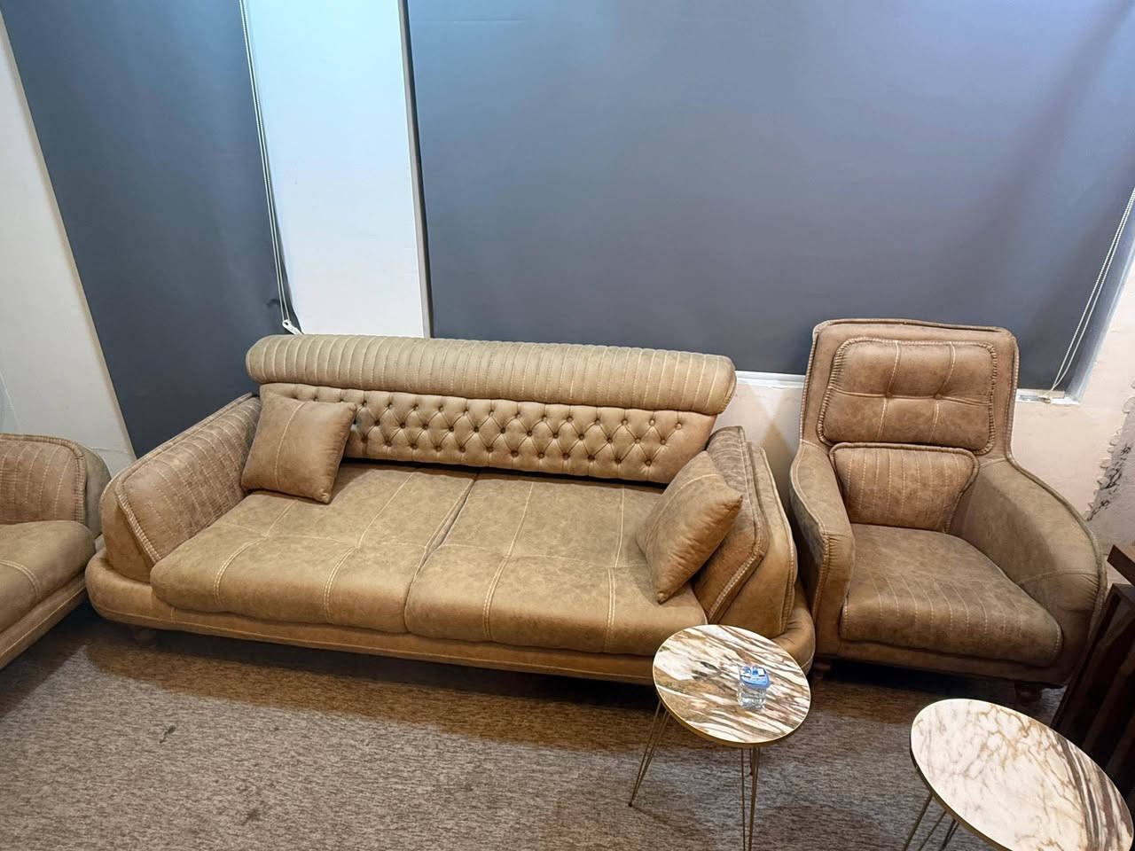 السلام عليكم 
غراض جديدة واستخدام شهرين للبيع 
١- ميز مكتبي كبير قياس ٢ متر ونص مع ملحق سعر ٣٣٠ الف 
٢_ ميز مكتبي صغير قياس متر و٢٠ سم عدد ٢ سعر الميز ٧٥ الف 
٣- ميز اجتماعات قياس ٢ متر و٢٠ سم السعر ٢٧٠ الف 
٤- سبلت ميديا جديد استخدام شهرين ٢ طن سعره ٧٥٠ الف 
وسبلت توسوت ١ ونص طن سعره ٢٢٥ الف وسبلت توسوت واحد طن سعره ١٥٠ الف 
٥- كراسي مكتبيه دواره عدد اربعه لون اسود سعر الكرسي ٤٠ الف 
٦- كراسي بلاستك قوي ويتحمل وزن ثقيل سعر الكرسي ٥ الف 
وسعر الطبله مالته الوحده بالفين دينار 
٧- ثلاجة شونك قياس ٩ قدم جديدة سعرها ٢٨٠ الف 
٨- تخم تركي ثقيل ١٠ مقاعد ابو الجرباية وبي ضمان جديد لوك وتر بروف ضد المي سعره مليون و٤٠٠ الف 
٩- طباخ اربع عيون ابو الميز مع صونده ومنضم سعره ٤٠ الف 

مكانهم بغداد 
للاستفسار الاتصال بالرقم ***********
