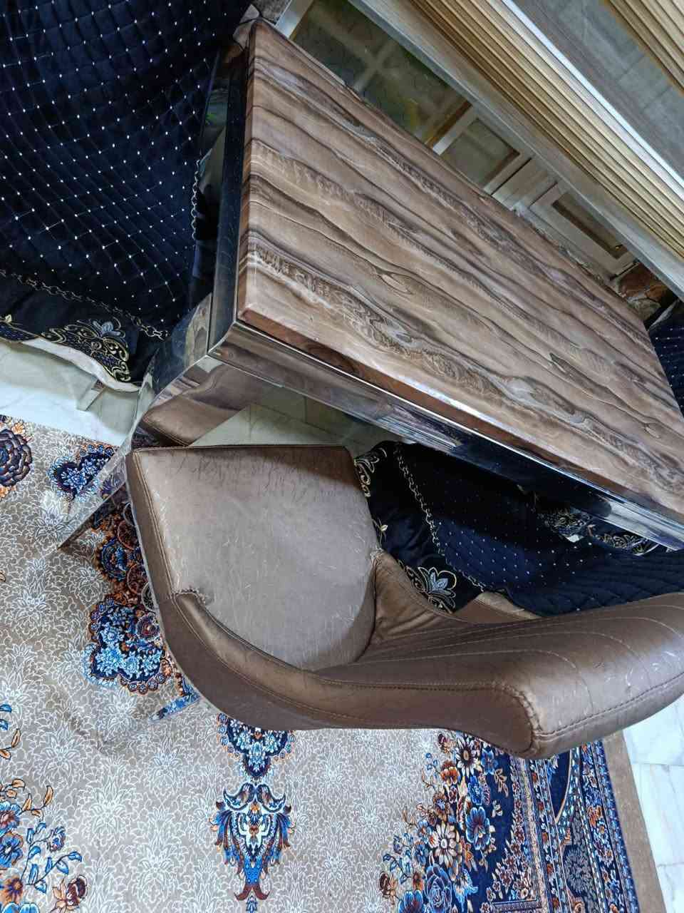 ميز طعام للبيع سعر ٢٥٠ جديد ونضيف ٦كراسي وبي مجال مكان شالجيه قرب سيطره شمعه صيدليه المسره  ***********
