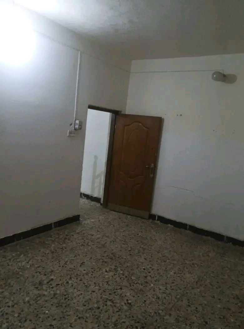 اللهم صلِّ على محمد وآل محمد 🌿
🏠 بيت للبيع
بيت بمساحة 110م نظيف وجاهز للسكن (فارغ حالياً) ✨
✨ التفاصيل: 🛋️ غرفة خطار
🛋️ صالة (هول) 🏡
🍳 مطبخ
🚪 صالة
🛏️ غرفة نوم
🚿 صحيات داخلية خارجية 
📄 طابو زراعي 📜
📍 العنوان: حلة كراغول – شارع الكبان، مقابل صيدلية الصفا سابقاً 📍
📞 واتساب: *********** 📲
