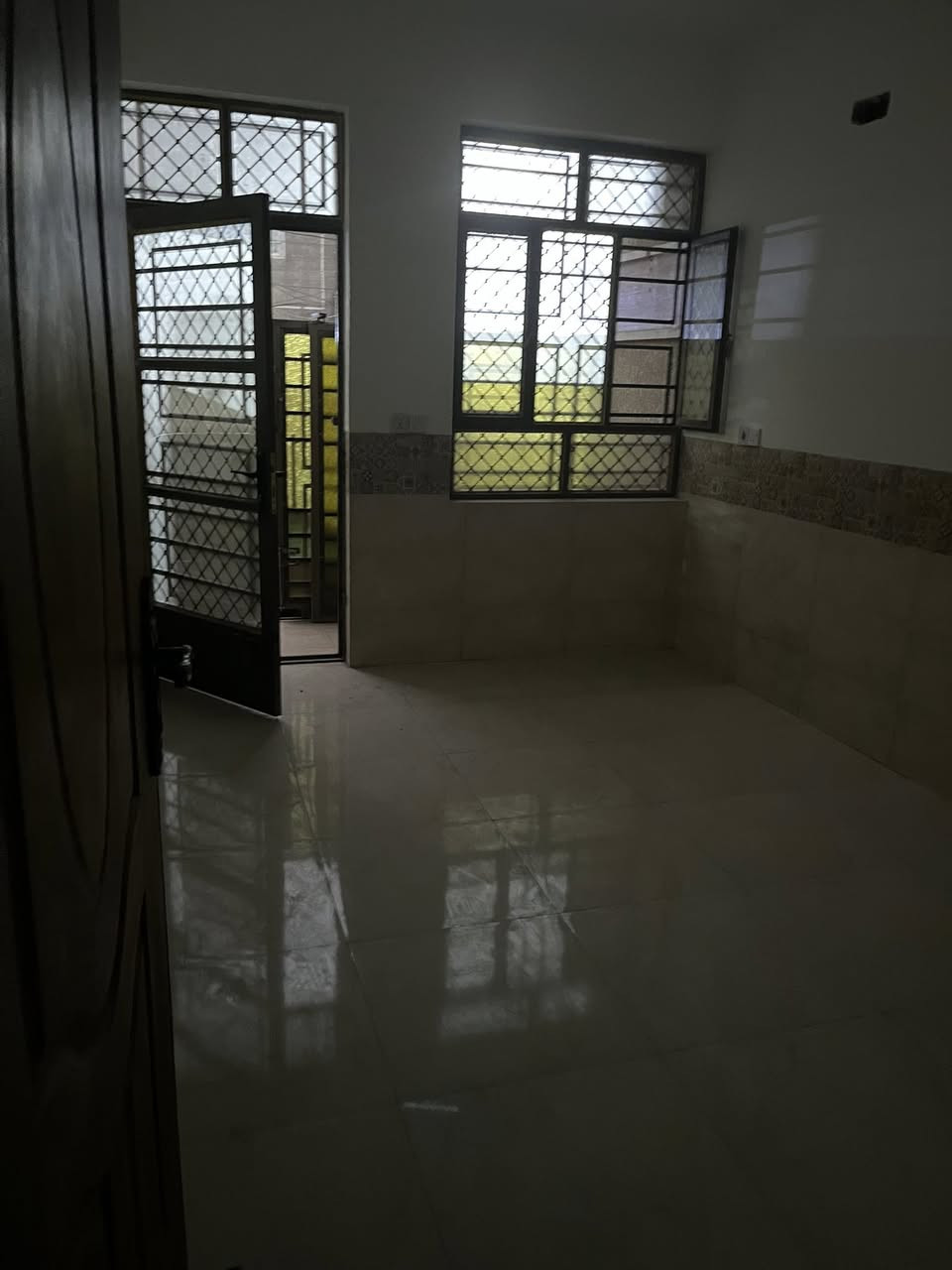 مشتمل للإيجار
مشتمل نظيف 
٣ غرف نوم وصالة ومطبخ وخدمات
صحيات فوك وجوا 
العنوان حي سومر قرب شارع المدارس
الايجار ٦٠٠ الف
للاستفسار ***********
