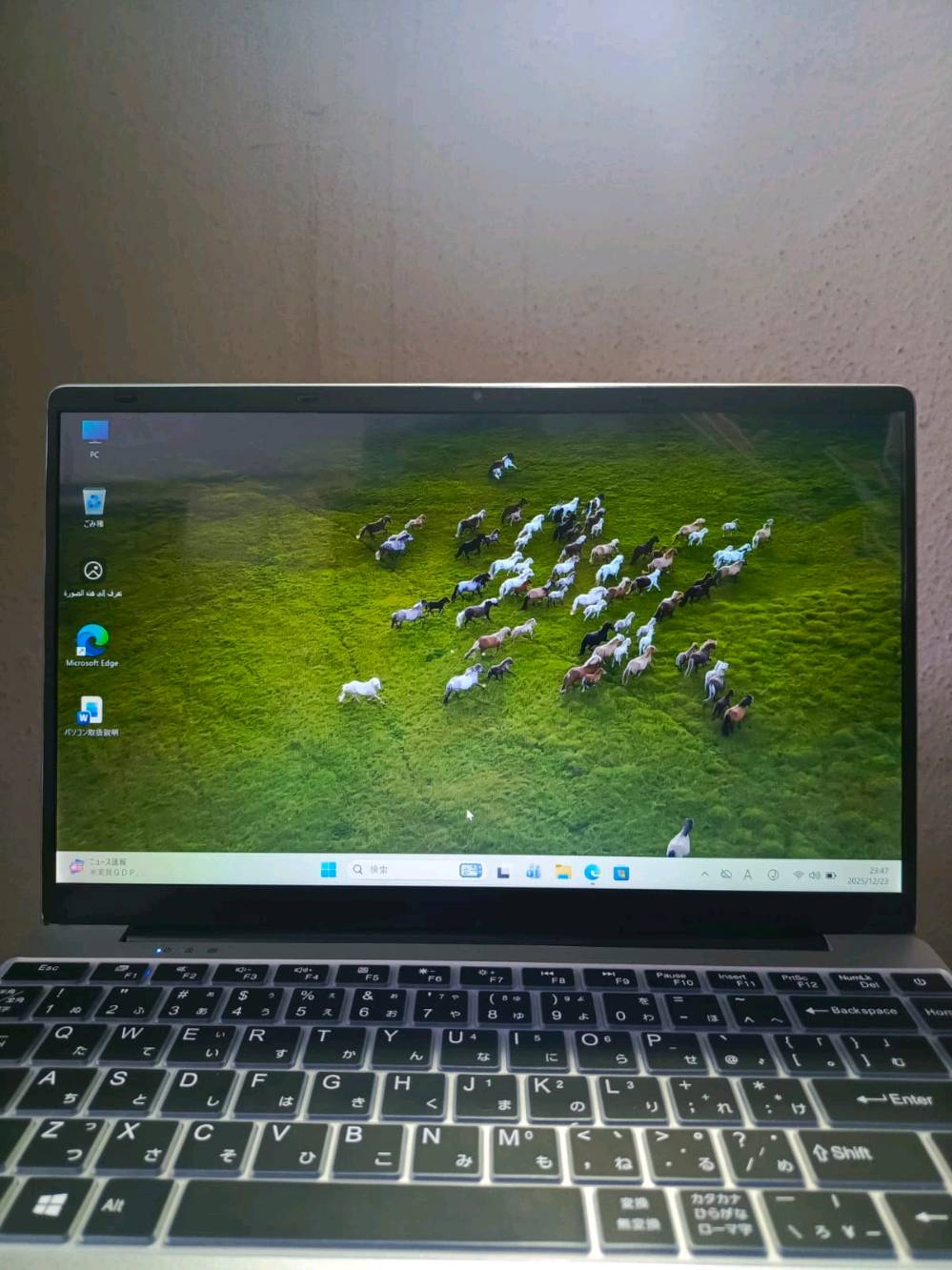 اخوان هذا اللابتوب ياباني مدري صيني المهم جديد بالكارتونة ما مستعمل مثل ما موضح بالصورة نظامه والذاكرة مالته يفيد الناس اللي يحبون يباعون انمي مسلسلات افلام برامج اوفيس وورد باوربوينت والجودة مالته تخبل يشغل 4k كيبورد انكليزي وياباني  ما يفيد للألعاب والتصميم وياه الشاحن مالته الاصلي وماوس الشراي يدخل خاص وسعره ١٤٠ الف