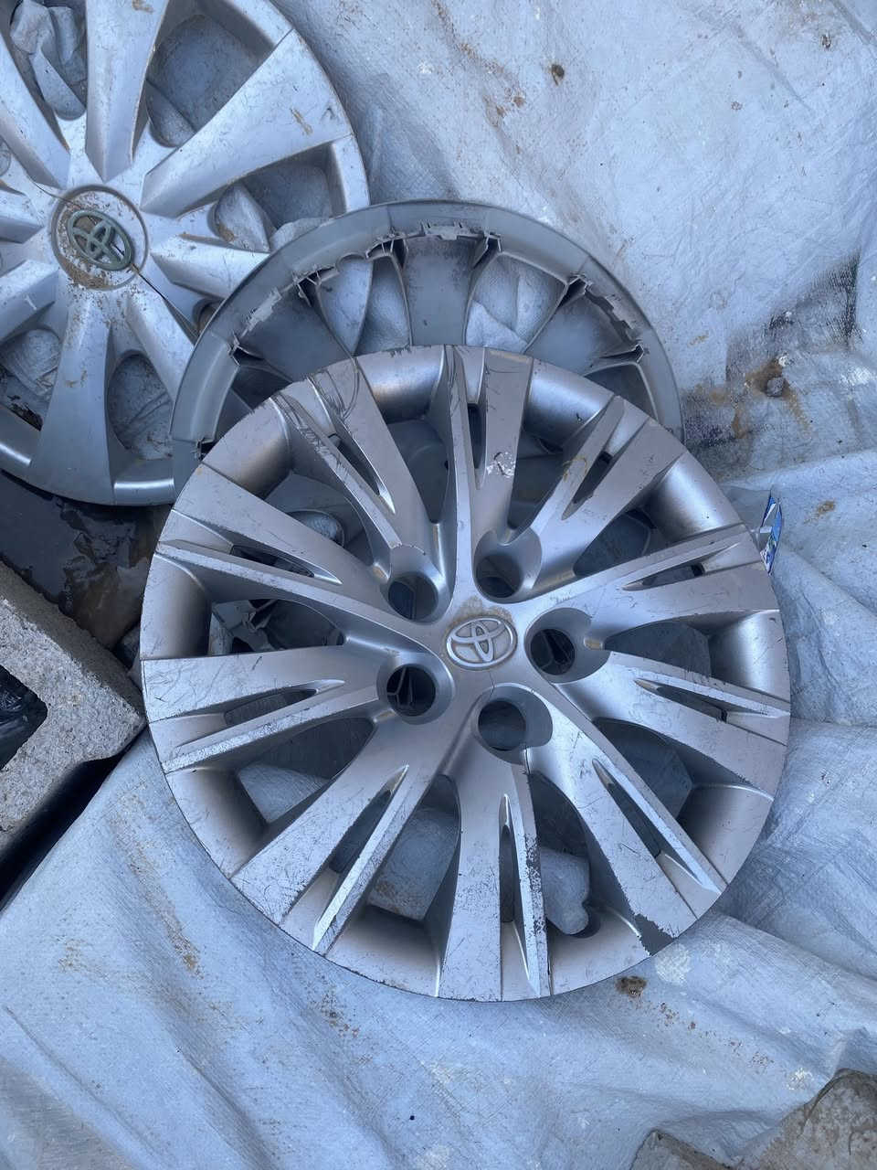 السلام عليكم
موجود كبات كورلا /16/17/18/19 البلادي بيهن شخوط بسيطه 
ومع ذالك موجود كبات كورلا من ل 2008 إلى 12
وموجود فيوز مال الدعاميه الخلفيه شغال موجود وايرها بس تشكل الواير مكاني جلولاء  الرقم***********
