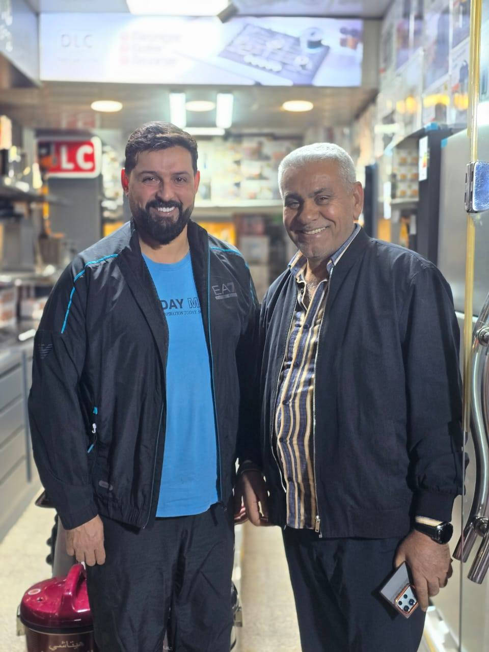 بسم الله الرحمن الرحيم 
 رحلة في الكرادة  .
في زحمة أسواق بغداد، حيث تختلط الأصوات وتضيع الثقة بين البائع والمشتري، يبقى البحث عن الصدق رحلة طويلة. لكن الجميل في الأمر أن الإنسان المحترم لا يختبئ طويلاً، فحين وجدته أدركت أن الأمانة ما زالت حيّة، وأن التعامل الراقي لا يزال موجودًا رغم كل شيء. احترام، صدق، وراحة في التعامل… نعم، ما زال الخير حاضرًا بيننا، فقط يحتاج من يبحث عنه بإخلاص .
 الصفا لتجارة الأجهزة الكهربائية  .
من أراد النصيحة وشراء جهاز مثل غسالة ثلاجة طباخ لن تجد افظل منه اطلاقآ من ناحية السعر والنوعية ، اتمنى له التوفيق ان شاءالله .
 السبت ٢٠٢٥/١٢/٢٧ 
@إشارة 
#الشعب_الصيني_ماله_حل
