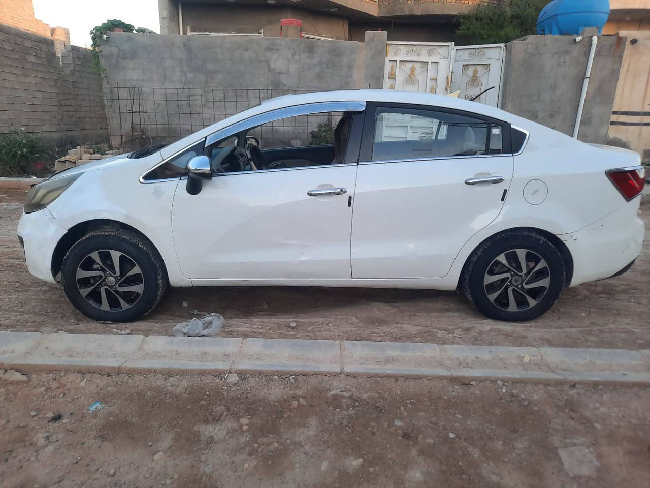 سيارة كيا ريو لليبع موديل 2012
رقم بغداد سنويتها جديده 
داخله هزه مع رقم جديد 
محرك 1600
مع ضررها جاملغ يمنه ويسرا اماميات 
السعر 85$
مكاني ديالى ***********
