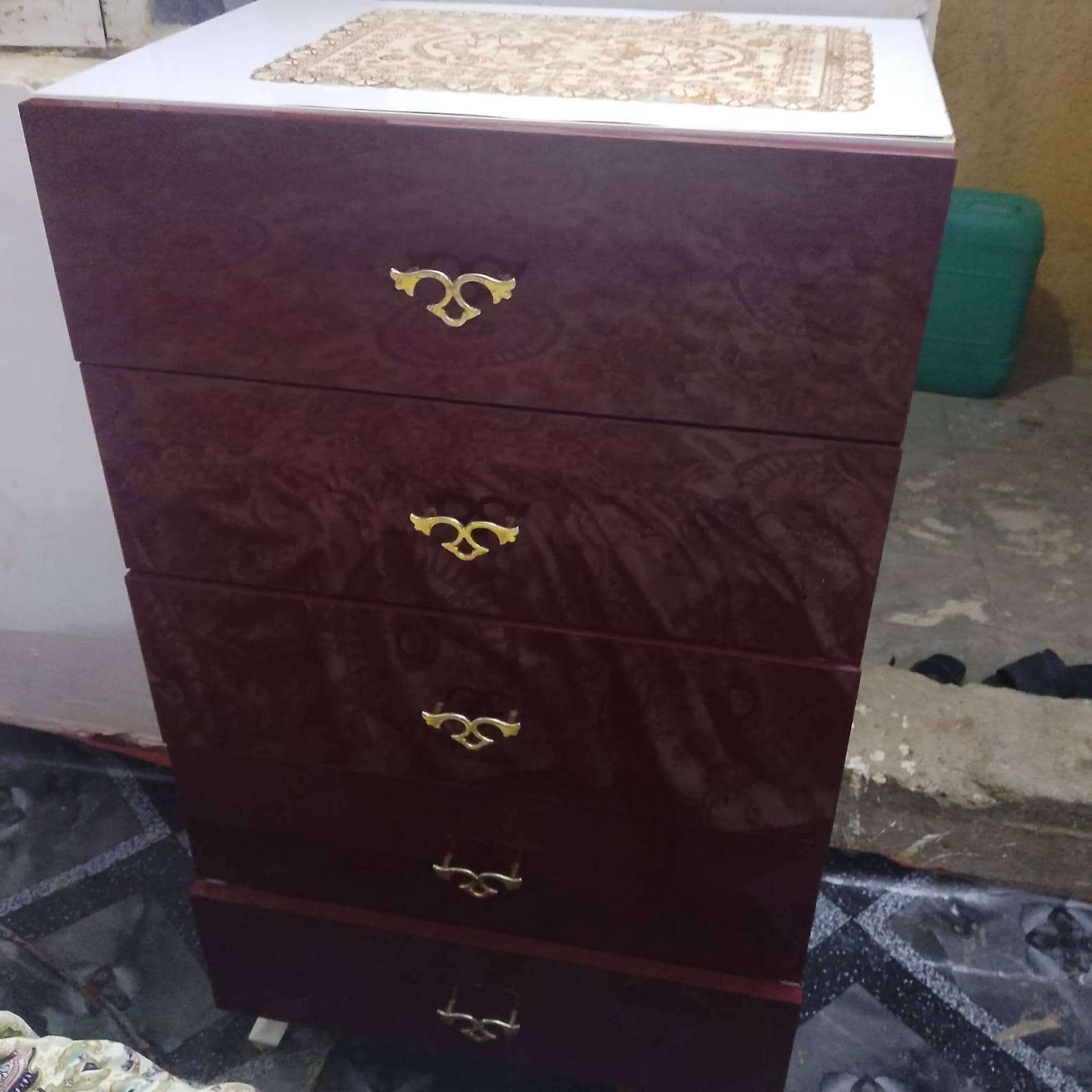 السلام عليكم غرفه تركيه للبيع ضخمه مفصلهة اب مليون الله شاهد بيهة ضرر بصيط واضح بالفيديو المكان بغداد الحسينيه مال راجديه السعر350وبيهة مجال بصيط (***********)
