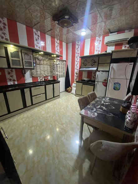 السلام عليكم 
الدار للبيع 
الموقع القبله حي المهندسين شارع الرمل
مساحه 200متر مربع 
ركن على شارع حرف T
الطابق الاول طابوق بناء 2014
الطابق الثاني ثرمستون بناء 2019
يحتوي الطابق الاول على غرفتين و صاله و استقبال ومطبخ وصحيات 
و الطابق الثاني 3 غرف و صاله ومطبخ وصحيات 
المجموع 5 غرف 
يحتوي على مشتمل مؤقت تكدر تاجره او ترجع تضمه للبيت 
السعر 385 مليون  وبي مجال 
***********
