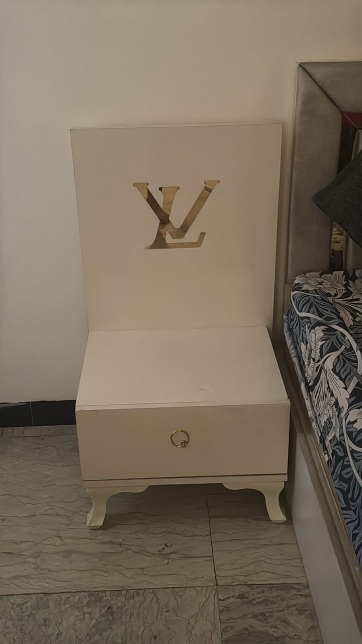 السلام عليكم غرفه نوم خمس قطع للبيع المكان الشعب للاتصال على الرقم ***********
