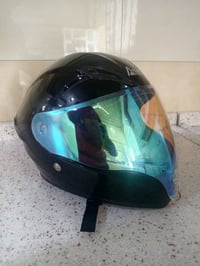 خوذه وسماعات للبيع والله حلوه ونضيفه وسماعات اصليه العنوان بغداد 07815...