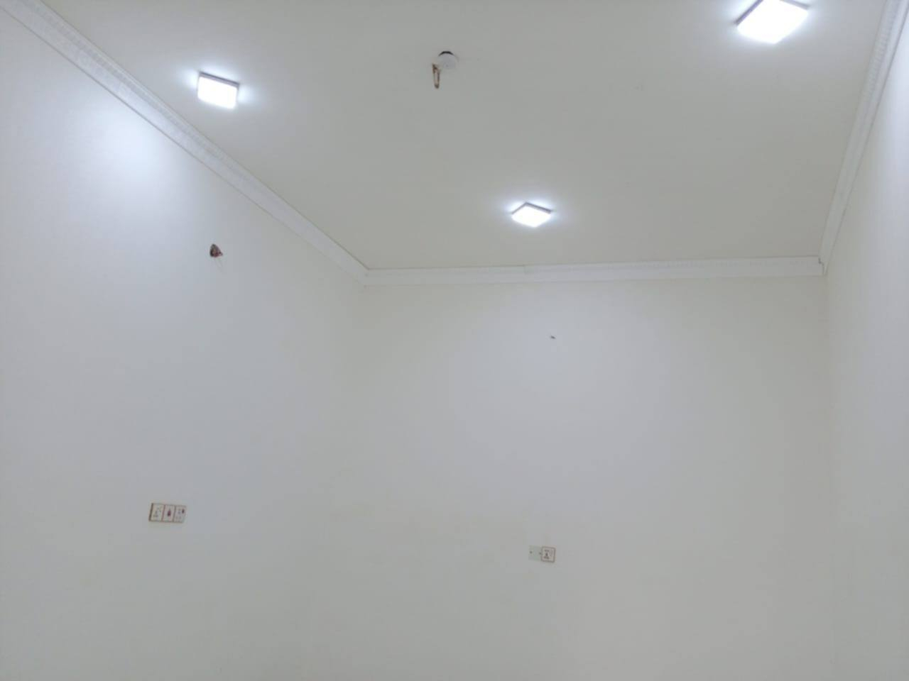 يوجد لدينا دار سكن للبيع ١٠٠م خلفي بناء حديث مسلح حي الفداء مقاطعة ٢٢سعره ٨٠مليون مع المجال للاستفسار الاتصال على الرقم ***********فرع صيدليه بدور
