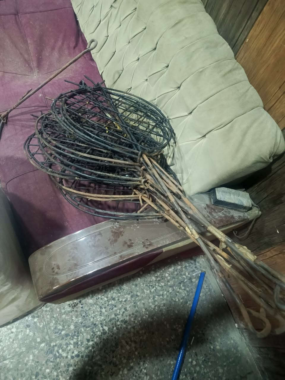 سلام عليكم عندي غراض سمج نضيفه كلش 
شوايه حوض سمج مسكافات سنك 
البيع هذا رقم حب شتري ***********
