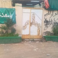 بيت للبيع المساحه 100متر السقف سندويج وبي سقف ثانوي رباط ارضي البيت يح...