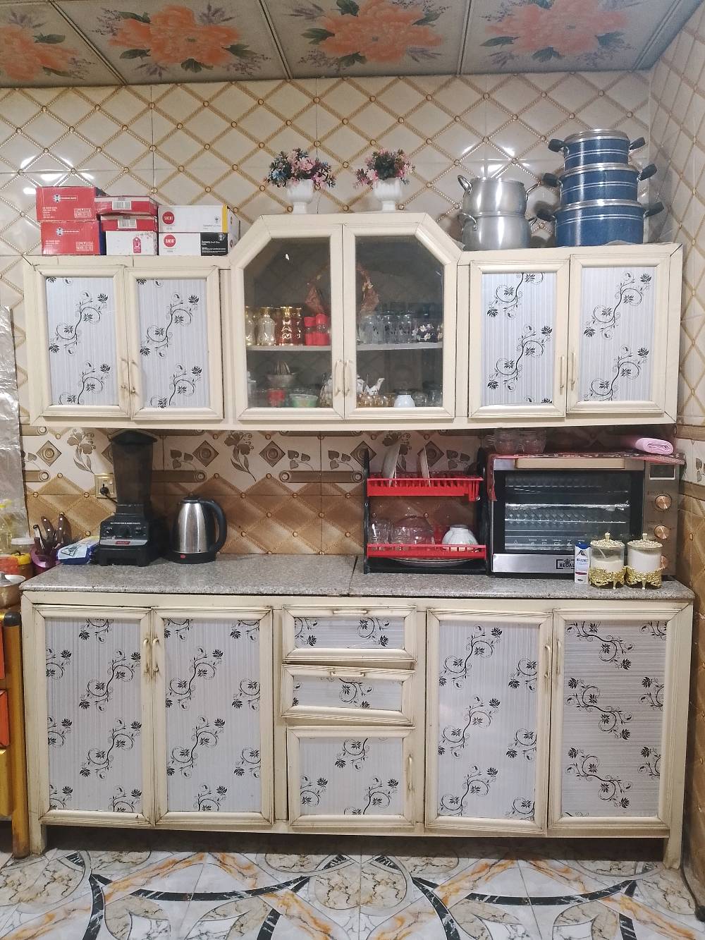 كاونتر ويا مرمر + سنك 
مستخدم ولاكن نضيف كما موضح بالصورة السعر ٣٠٠ الف وبي مجال 
البصرة - الهارثة 