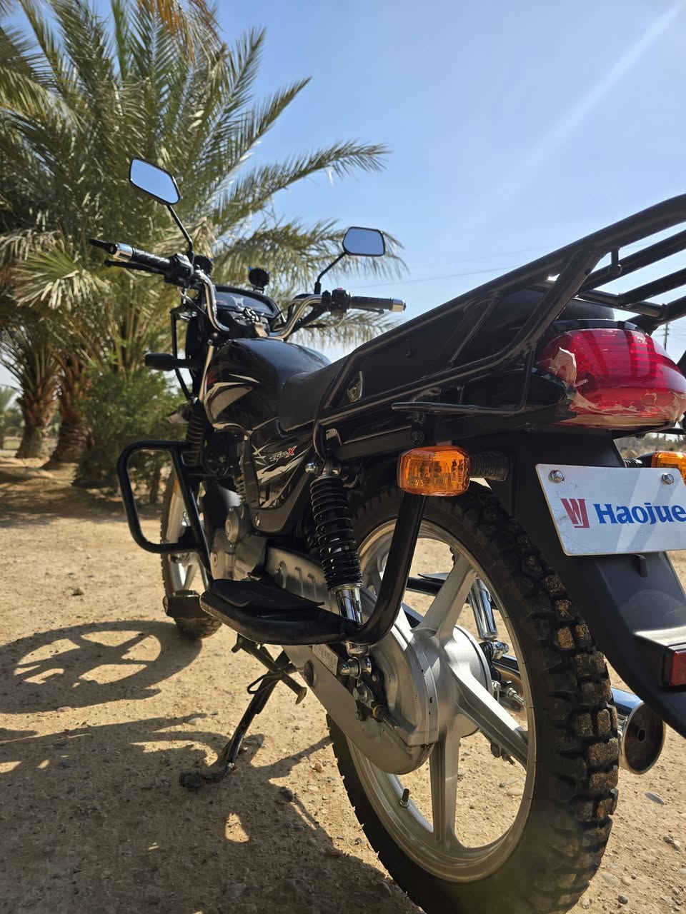 السلام عليكم
دراجه للبيع هاوجي جبلي موديل 25 كفاله عامه 
السعر 《مليون و300 》وبي مجال ماشي 5000 الف كلش جديد نضافه فول نشاط فول محرك 150 بعده شركه مابي اوراق اكفله من كلشي مكاني الرمادي الجزيره البونمر 
للاستفار  ***********
