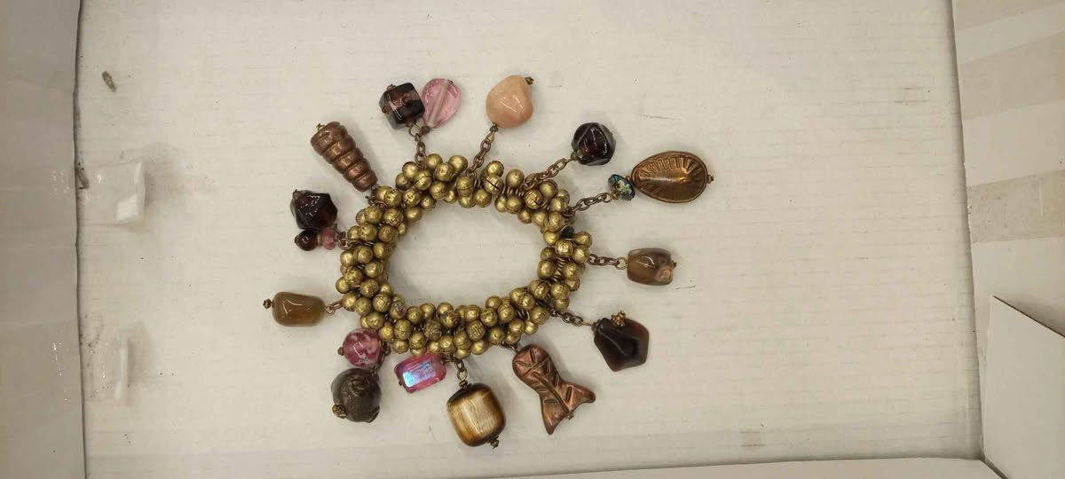 يعتبر من اجمل القطع التراثية النادرة لاحتوائه على احجار كريمة متنوعه بغداد, العراق


**إذا كنت صاحب هذا الإعلان وتريد حذفه لأي سبب، رجاءا أرسل رسالة إلى الدعم الفني**