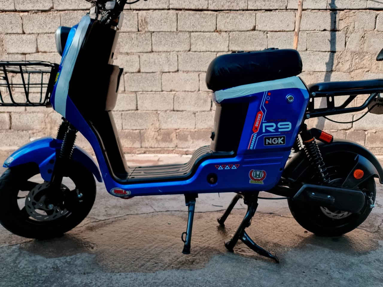 سلام عليكم دراجه شحن ار 9 2025 استعمال شهرين فقط مكفوله من كلشي تمشي 40 كيلو متر بشحنه وحده ديالى بعقوبة سعر 410 بيها مجال رقمي ***********
