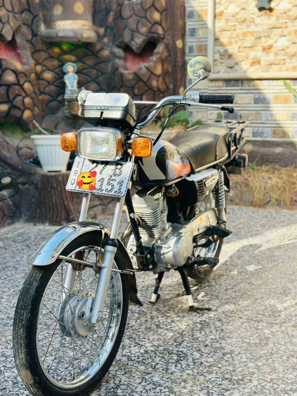 السلام عليكم لبيع دراجه نامه رقم وسنويه الدراجه كامله من كلشي والكهربائيات شغاله كلهن مديل 2021 نامه شلامجه الاصلي  مكان ناصريه مركز قرب مستشفى التركي  السعر مليون550
رقم ***********
