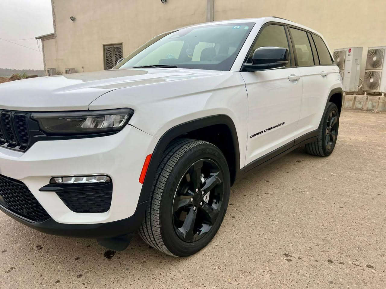 جيب 5 راكب 
   JEEP GRAND CHEROKEE, ALTITUDE Black top
التيود.  بلاك توب 
الموديل : 2023 . (وارد امريكي) . 
المحرك : (3600)v6.
العداد : .(27،000 m. )
رقم بغداد الجديد بأسمي تحويل ثاني يوم.
* رادار امامي مع مانع تصادم.
*مانع تصادم خلفي.
* شاحن موبايل وايرلس. 
* فتحة سقف
* دفع رباعي
* شاشه مع كامرة 
* نظام الخرائط (GPS).
* كير شفتات بالستيرن. 
* المصابيح الأمامية LED. 
*المصابيح الخلفيه LED.
* المقعد الأمامي للسائق كهرباء.
* حساسات خلفهية. 
* بلوتوث تلفون. 
* محدد سرعة. 
ضرر السيارة:نص بنيد صبغ معدل ع گد الضربة ومصبوغ والدعامية الامامية مالتها الأصلية مامبدلة وصور الحادث مرفقة في المنشور بدون ي ايرباك بدون ي دواخل.
باقي السيارة كفالة عامة ويوجد سونار.
السعر 29 الف 

للاستفسار  : ***********
