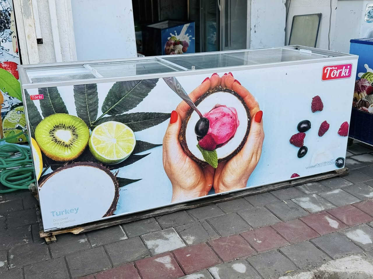 مجمده طرحيه للبيع حجم ٢٢قدم طول مترتين ١٠ تركي الآصلي مستعمل🇹🇷 قليل نضافه 💯 يتصل *********** مكاني بغداد

