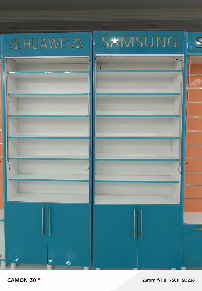 فاترينات محل درجة اولى مال معمل عدد 6 +ميز
الوحدة بمية الف مفرد او جملة مو مشكلة 
للتواصل *********** 
موجود واتساب وماسنجر واتصال
