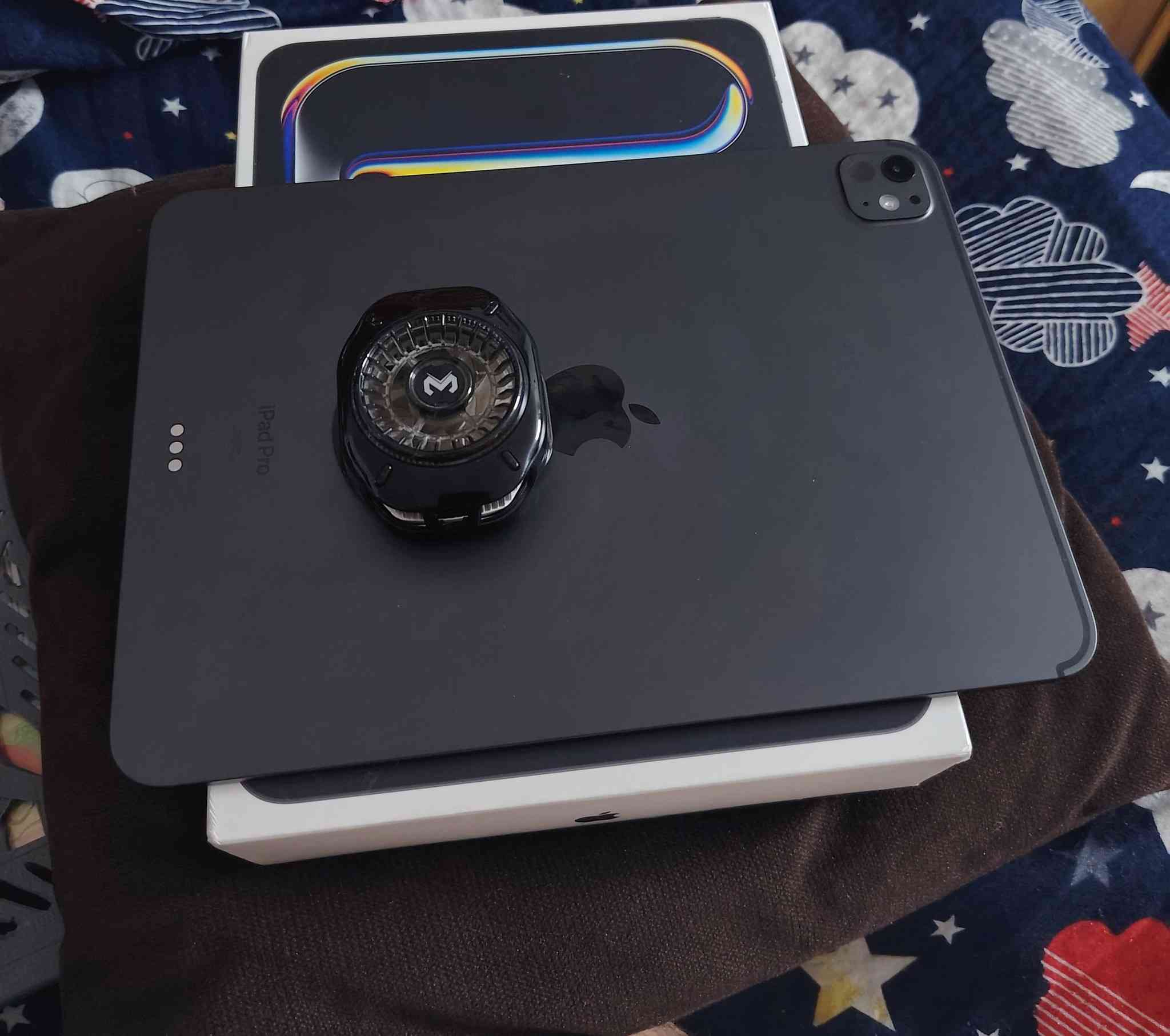 ايباد m4 256 بطاريه 100 عدد دورات شحن 19 نضافة 1000 /100 اذا تلكه بي شخط تأخذه بلاش الايباد صاله فتره عدي هواي بس اني ما استخدمه هواي يعني مرات شهر أو أقل مطفي وضامه بل كرتونه مخلي بي بس ببجي وما العب هواي ومن العب اخلي فريز ابيع بكج كامل ويه ملحقات
فريز ميمو الأصلي مشتري 25 
توصاله من بلكستون ايثر نت وشحن وسماعه سعر 75
سماعه هايبر اكس كلاود 3 الاصليه سهر 120 
كفر بلكستون جيلاتين مخصص للألعاب بي فتحات 25
لصق جام مات مخصص للألعاب سعر 10
سعر الايباد جديد حالين مليون 350 
اريده معه كامل ملحقات مليون 350 قفل الايباد ماخذه جديد عله أيدي تجي تأخذه من البيت إذا بي أي خلل تاخذ بلاش وفحص وين ما تريد اذا مو مثل جديد عيفه مكان نجف حي نداء ماكو توصيل تواصل وتساب *********** ذكرت كامل تفاصيل رجاان مو شراي لا تعبني ض
