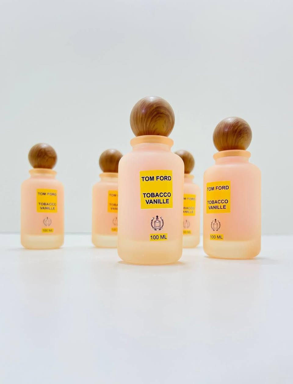 عطر توم فورد توباكو فانيلا (Tom Ford Tobacco Vanille) بحجم 100 مل، وهو عطر شرقي حار مناسب للجنسين. 

الخط العطري: شرقي بالتوابل.
المكونات العليا: أوراق التبغ والروائح الحارة.
المكونات الوسطى: الفانيليا، الكاكاو، حبوب التونكا، وزهر التبغ.
القاعدة: تتكون من الفواكه المجففة والأخشاب.

الوصف: عطر فاخر ودافئ، يجسد رؤية توم فورد العصرية لمزيج كلاسيكي من التبغ والفانيليا، ويعد من العطور الأنيقة والمناسبة للمناسبات الخاصة والحفلات الليلية.

للحجز والاستفسار خاص 
يتوفر توصيل لجميع محافظات العراق 
@إشارة


**إذا كنت صاحب هذا الإعلان وتريد حذفه لأي سبب، رجاءا أرسل رسالة إلى الدعم الفني**