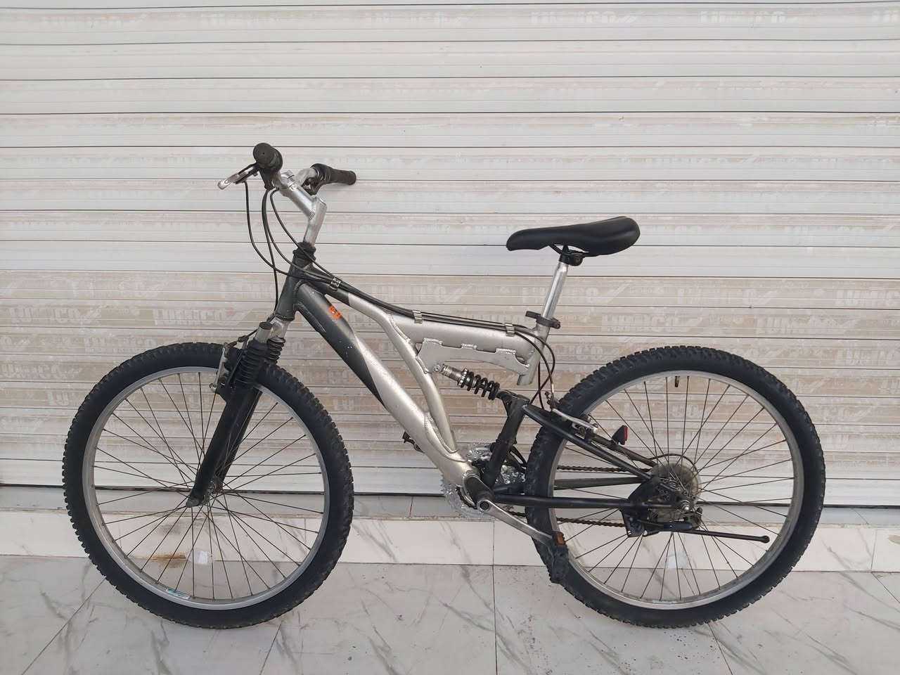 باناسونك 
جبلي بالة ياباني
حجم 26  المنيوم
سستم SHIMANO 3 × 6 SPEED
ويالة المنيوم
دبل امامي خلفي سلس ويتحمل اوزان
جاهز ومرتب
   ✈يوجد توصيل لجميع المحافضات ✈
كركوك مدخل سايدين حي الاسرى والمفقودين 
معرض ابو شيفان ( *********** )
