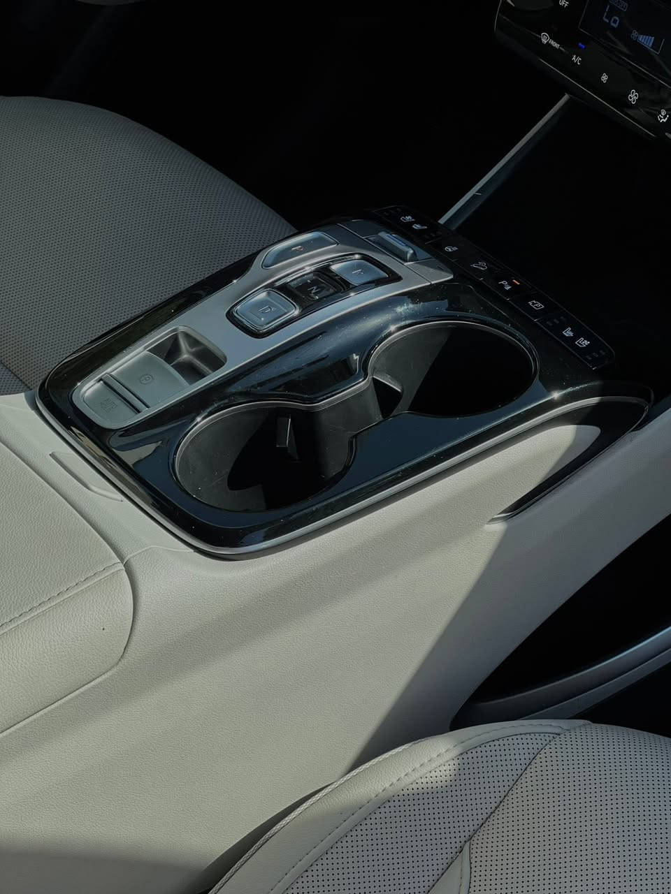 موديل2024 بانزين
رقم بغداد مميز 
 لمتد vip فول الفول أمريكي
لون السيارة  فيلي 
المواصفات LIMITED VIP
1- بصمة تشغيل 
2- بصمة أبواب لمس دخول ذكي 
3- بنوراما على طول السيارة 
4- صندوق كهرباء شفط 
5- كامرات 360 درجة 
( جانبية - أمامية - خلفية ) 
6- كامرات مع الأشارة 
7- السيارة تتقدم وترجع بالبصمة 
8- تبريد تدفئة كشنات أمامية 
9-داخل و كشنات جلد لون ابيض ملكي 
10- كشنات كهرباء 
11- أضواء محيطية  
12- كشنات خلفية هيتر 
13- مرايات تعتيم ذاتي 
14- أبل كار بلي 
15- أندرويد أوتو 
16- شاشة دجيتل 3 أشكال للقيادة 
17- أشاير ترحيب 
18- أضواء أمامية LED زنون 
19- أضواء خلفية LED
20- هوك خلفي 
21- فول أوامر صوتية 
22- جامات أوتو 
23- قطعتين تبريد 
24- أشارات بالمري
25- گير دگم 
26- شفتات ستيرن 
27- تحكمات ستيرن 
28- تدفئة ستيرن
29- محرك 2500المرغوب 
30- هاند بريك بصمة 
31- شحن واير ليس 
32- منافذ شحن 
33- أوتو هولد 
34- تشغيل عن بعد 
35- السيارة أوتو بارك 
36- حساسات  أمامية 
37- حساسات خلفية 
38- گير AT المرغوب 
39- رادار أمامي رادار خلفي رادار جانبي 
40- نقطة عمياء 
وبعد بيها هوآآي مواصفات
السعر ٢٢٨ 
للستفسار ***********
