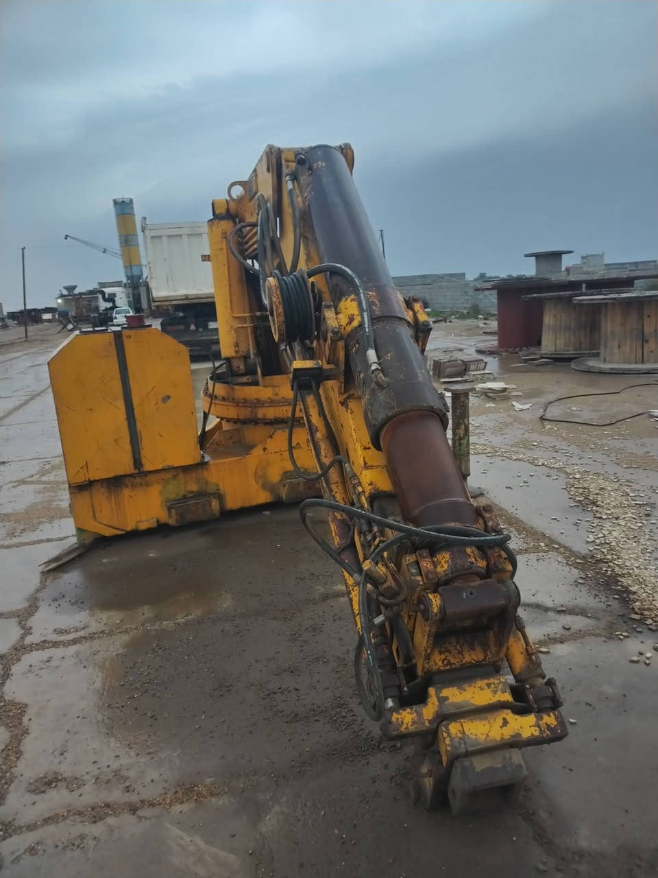 السلام عليكم كرين ايفر موديل 2007 ((20طن)) 6سلايت 5هيدروليك واحد يدوي الرقم ***********
