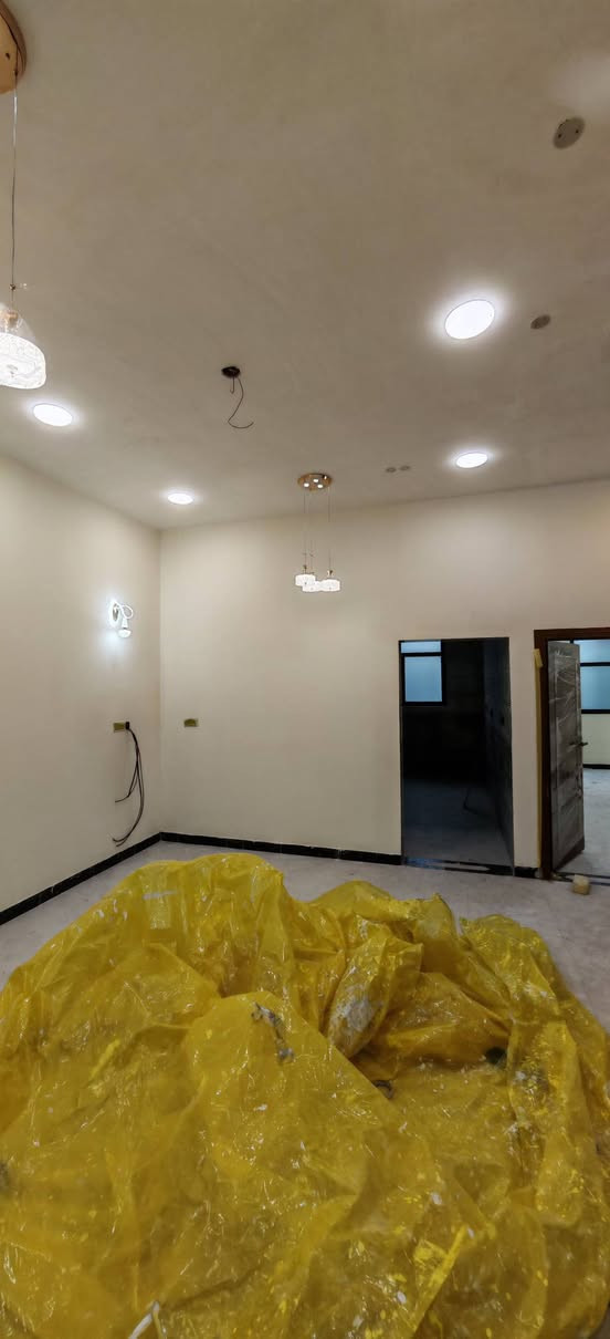 السلام عليكم ورحمه الله وبركاته تحيه طيبه يعلن مكتب عقارات النور الذهبي عن توفر لدينا دار سكن للبيع مساحه ١٦٠متر الواجهه ٨ متر ونزال ٢٠  نوع العقار طابو زراعي عراقي وكاله ونسخه من العنوان ابي الخصيب البهادريه شارع الكطه يبعد ٤٠٠متر عن شارع السايدين يتكون من غرفتين نوم وصاله ومطبخ وديوان وكراج ومناور البت جديد تسليم مفتاح كافت الخدمات ماء كهرباء تبليط تستلم بيتك عند المكاتبه مباشر سعر ١٥٠مليون وقابل التفاوض الستفسار على الأرقام التاليه زورناا في بمكتبنا ابو الجوزي مجاور معمل الجابري للسخانات نستقبل كافات العروض العقاريه مكتب مجاور قانونيا ...***********..***********..
