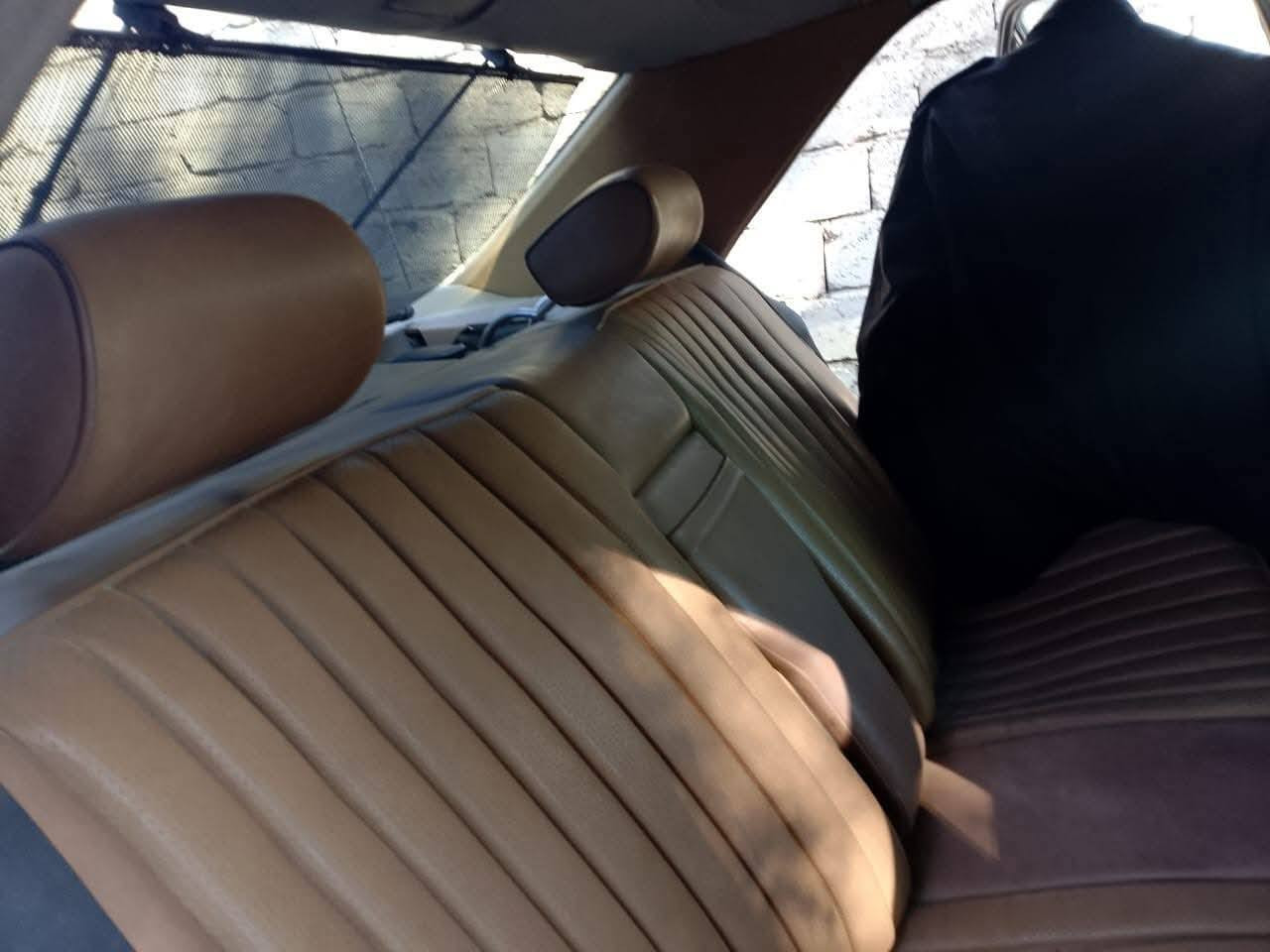 السلام عليكم. للبيع
مارسدس دب.  السيارة خير من الله 
 موديل 89
محور بطة محرك 2500
السنوية بأسمي 
اللون حبري
سعر 55 وبيها مجال مكلف بأل نشر
الرقم. *********** ابو سيف
