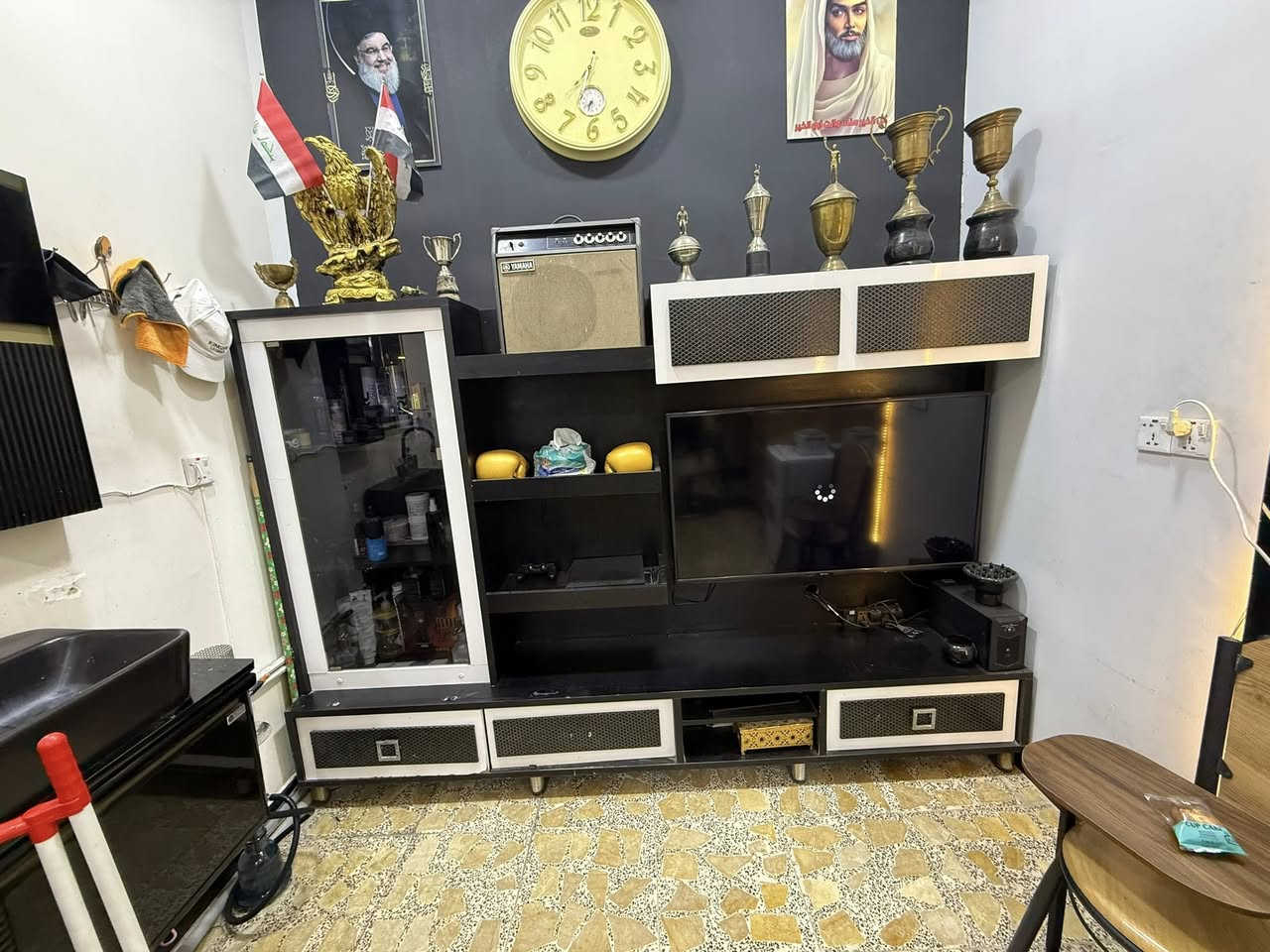 معرض نضيف و مرايه حلاقه نضيف البيع سعر. 200 
رقم ***********
