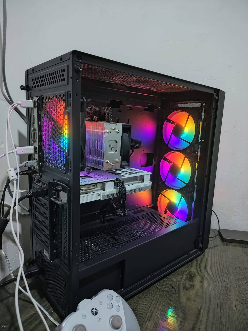 حاسبة (Gaming PC) للبيع
الحاسبة نظيفة جداً وبمواصفات قوية تشغل أقوى الألعاب وبرامج التصميم بأداء عالي.
⚙️ المواصفات التقنية:
المعالج (CPU): Intel Core i5-12400F (جيل 12 قوي جداً للألعاب)
كارت الشاشة (GPU): NVIDIA GeForce RTX 4060 8GB (يدعم تقنيات DLSS 3 وتتبع الأشعة)
الرام (RAM): Corsair Vengeance DDR4 16GB (2x8GB) 3200MHz
التخزين (SSD): M.2 NVMe TeamGroup MP44L 1TB (سريع جداً وسعة كبيرة)
اللوحة الأم (Motherboard): ASUS PRIME H610-K D4
المبرد (CPU Cooler): DeepCool Gammaxx AG300 (تبريد هوائي ممتاز)
الكيس (Case): VG12AL E-ATX Gaming Case (شكل عصري وتهوية ممتازة)
مجهز الطاقة (PSU): 650W Bronze Efficiency
💰 السعر: 1,000,000 دينار عراقي (مليون)
ملاحظة: الحاسبة جاهزة للاستخدام المباشر
مكاني بصرة


**إذا كنت صاحب هذا الإعلان وتريد حذفه لأي سبب، رجاءا أرسل رسالة إلى الدعم الفني**