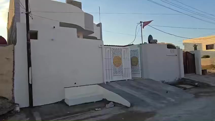 السلام عليكم 
مشتمل البيع 
الموقع حي العسكري جهت بيت فضاله 
البيت بنه جديد 
المساحه 135 متر 
الستفسار ***********
