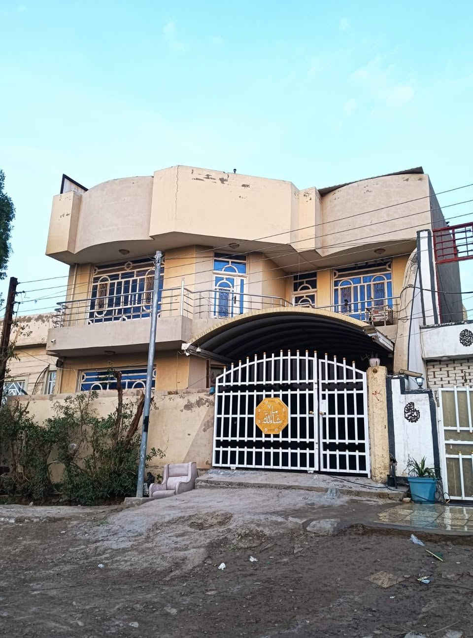 🏠 دار طابقين بناء حديث
170 م_
شارع الحسينية قرب شارع 60 

 – طابو صرف 

دار طابقين بناء حديث سنة 2020، واجهة 12 متر، مستوى البناء أعلى من الشارع بحوالي 60 سم، يقع على فرع عرض 30 متر.

تفاصيل الطابق الأول:
صالة واسعة
هول
غرفة نوم
مطبخ كبير 5×5، سيراميك كامل
مجمع صحي + منزع، سيراميك حديث
أرضيات كاشي لحد الممرات
ممرات عدد 2
درج ألمنيوم أنيق
تفاصيل الطابق الثاني:
3 غرف نوم
هول
مجمع صحي (سيراميك)
أرضيات سيراميك
بلكونة ممتدة على واجهة البيت بالكامل
✅ البناء حديث
✅ تشطيب مرتب
✅ واجهة عريضة وموقع ممتاز
📞 للاستفسار:
***********
