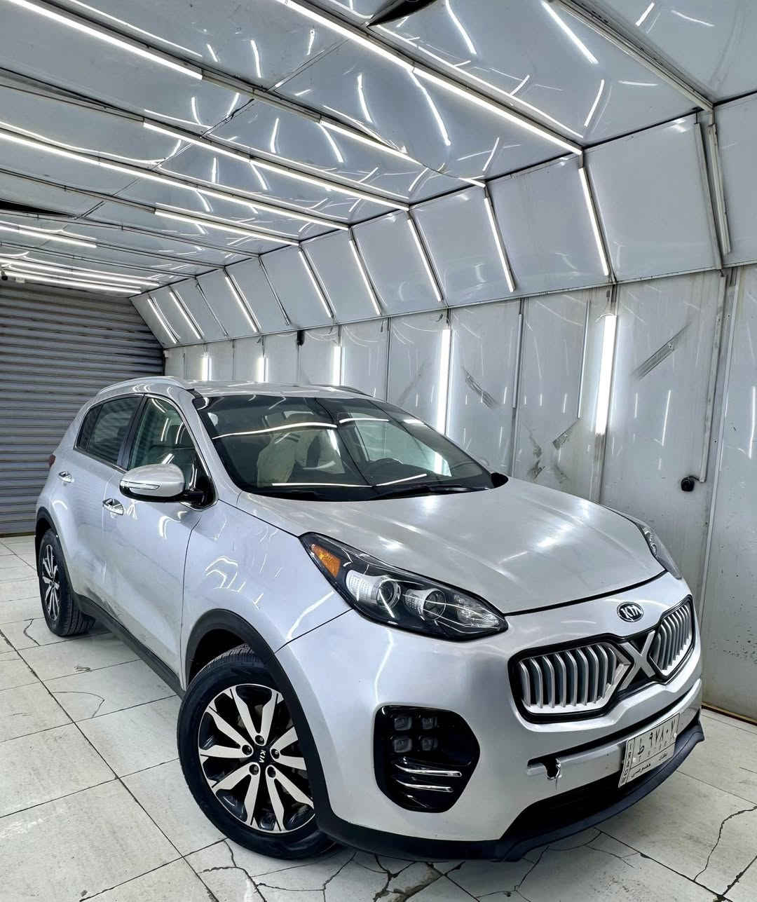 السلام عليكم كيا سبورتج وارد امريكي فول مواصفات موديل 2018 رقم بغداد تحويل ثاني يوم محرك 2400 حادثها سطحي البنيد من فوك بدون دواخل شاصي لغد طخة مبيهم عالسونار المواصفات 
بصمة ابواب وتشغيل
شاشة كبيرة كاميرا خلفية 
تبريد قطعتين
كشنات جلد وكهرباء وتدفئة
ردارات جانبية
وضعيات قيادة 
مري شفط
وباقي المواصفات المعروفة السيارة جاهزة دينار متصرف عليها ادامة كاملة قبل كم يوم  للبيع فقط السعر 155 ورقة بيها مجال بسيط حق الجية للاستفسار *********** مكاني بغداد
