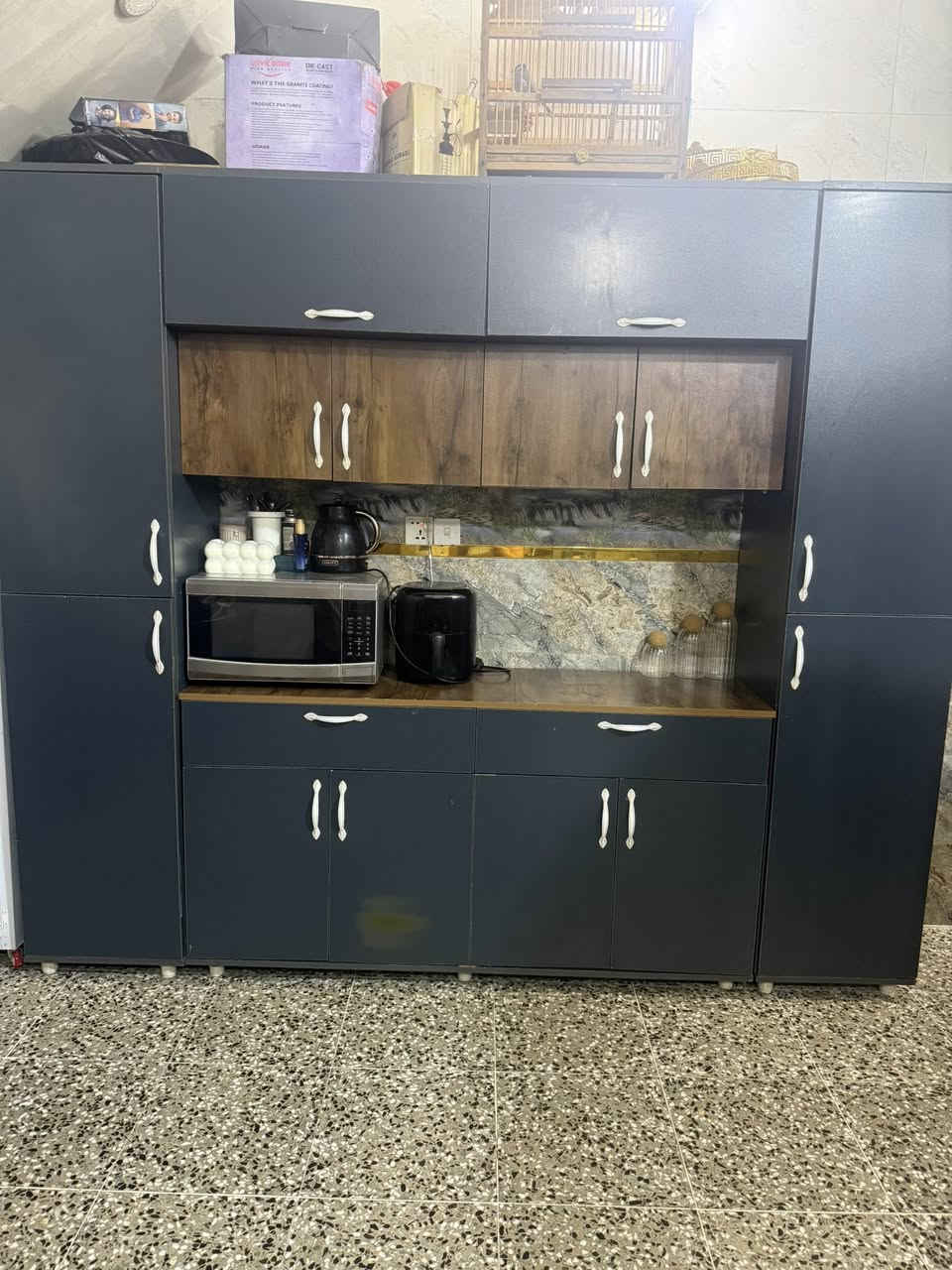 كاونتر للبيع نضيف جدا ب450 الف وبي مجال العنوان الامين
***********
