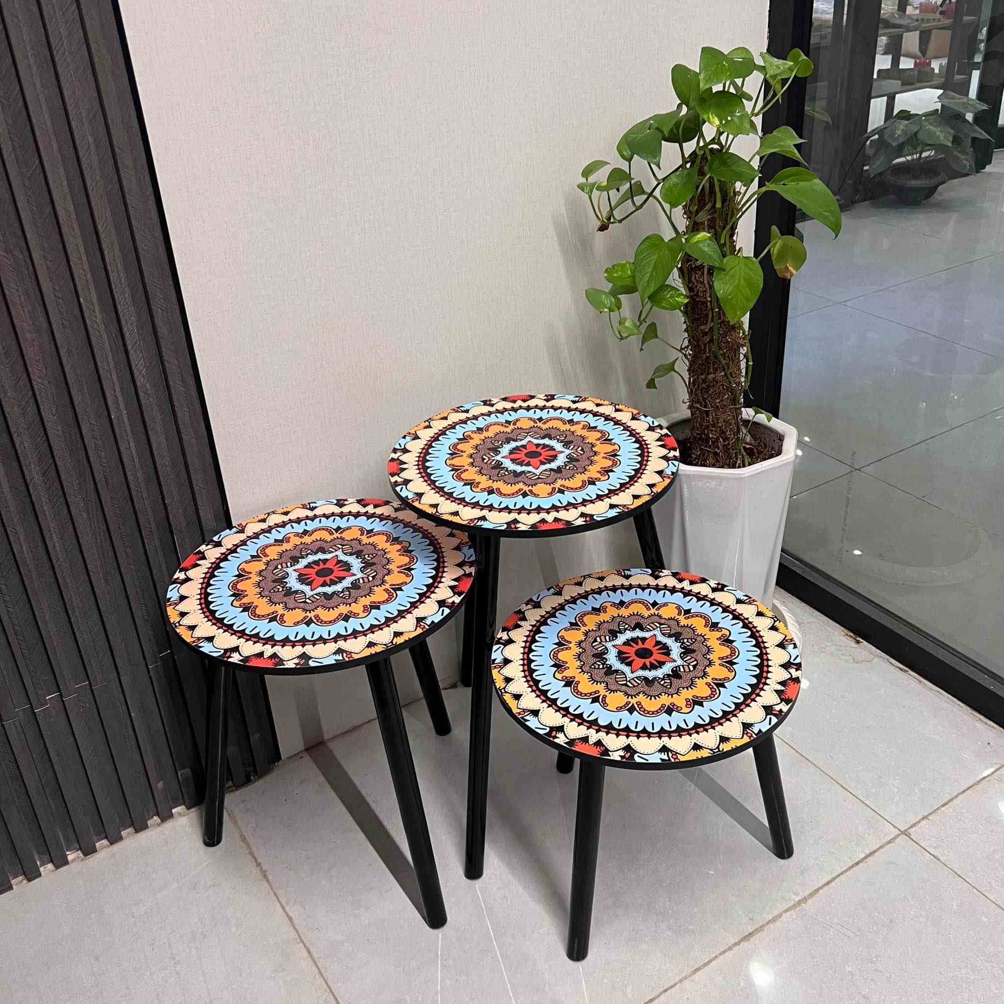 طقم طاولات استكان (3 قطع) بنقشة ماندالا ملونة

طقم طاولات تقديم عصرية مكون من ثلاث قطع بارتفاعات متدرجة، يجمع بين التصميم العملي واللمسة الفنية التي تضفي حيوية على ديكور منزلك.

• طقم مكون من 3 طاولات دائرية متداخلة لتوفير المساحة عند عدم الاستخدام.

• سطح مزين بنقوش "ماندالا" هندسية بألوان متناسقة وجذابة.

• أرجل خشبية صلبة باللون الأسود توفر ثباتاً ممتازاً.

• تصميم خفيف الوزن يسهل نقله وتحريكه داخل غرفة المعيشة.

• سطح ناعم سهل التنظيف.

المواصفات:
• الشكل: دائري.
• النقشة: زينة ماندالا شرقية حديثة.
• العدد: 3 قطع (كبيرة، متوسطة، صغيرة).
• نوع الأرجل: أرجل ثلاثية لكل طاولة لضمان التوازن.

محتويات العلبة
• 1 × طاولة حجم كبير، الابعاد: 40*57 سم.
• 1 × طاولة حجم متوسط، الابعاد: 40*47 سم.
• 1 × طاولة حجم صغير، الابعاد: 40*37 سم

السعر 30  الف
يتوفر خدمة توصيل لجميع محافضات العراق بغداد 3 محافضات  5 الاف فقط🚚🚚 بغداد, العراق


**إذا كنت صاحب هذا الإعلان وتريد حذفه لأي سبب، رجاءا أرسل رسالة إلى الدعم الفني**