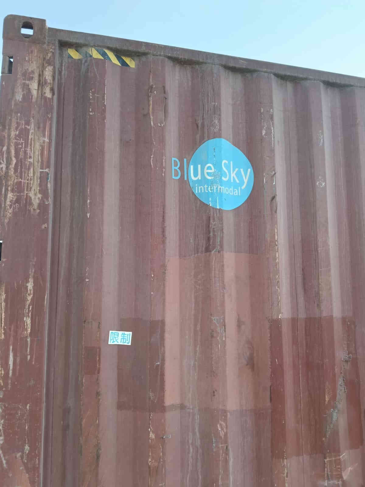 سلام عليكم حاويات 12 متر نضيفه سعر 25 ورقه مكان بغداد ***********
